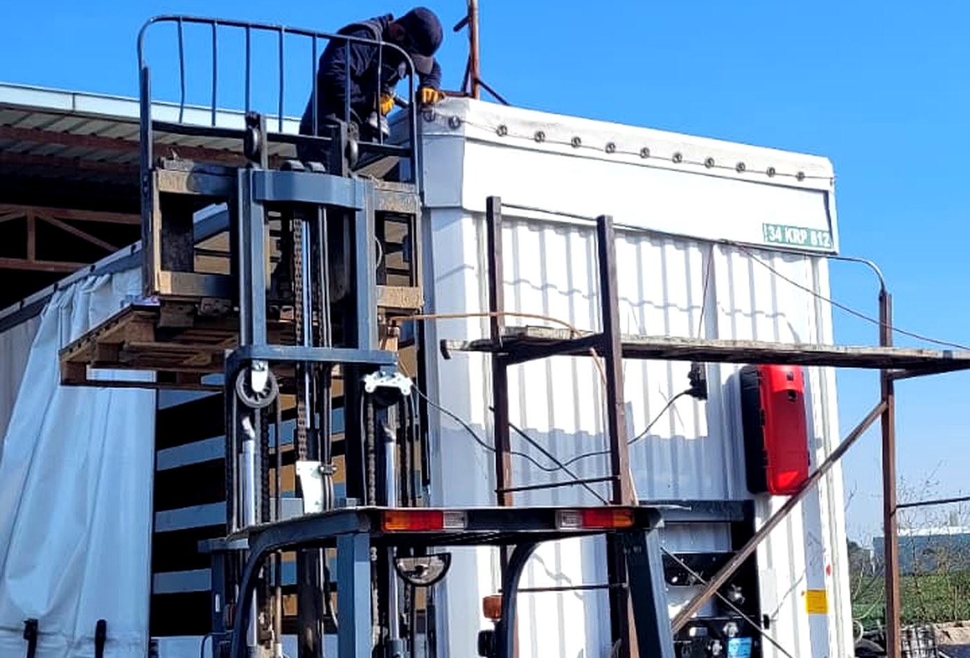 Forklift destekli dorse bakım ve servis çalışması